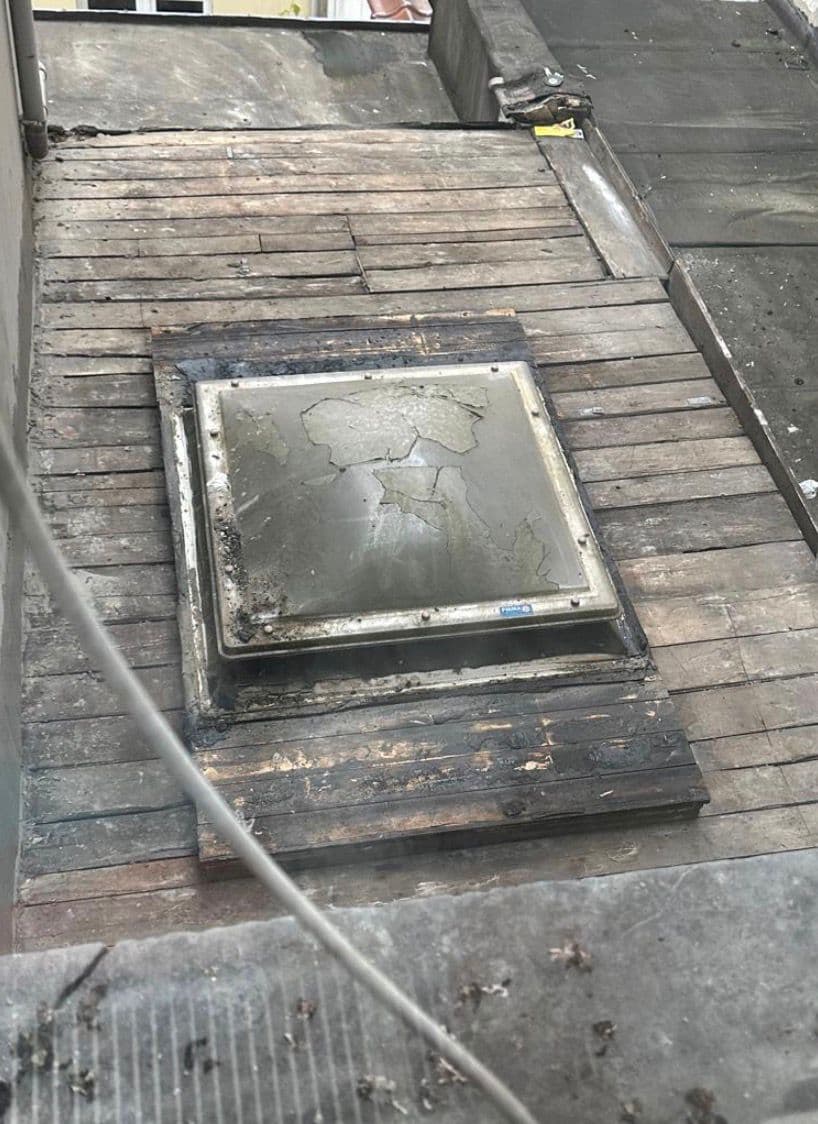 Coupole cassée sur toiture plate — avant intervention